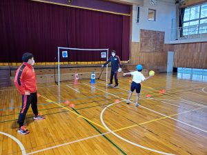三芳町　唐沢小学校でハンドボール教室