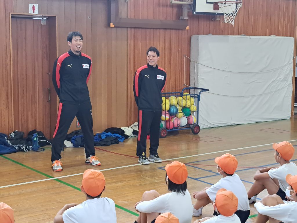 富士見市鶴瀬小学校でハンドボール教室を実施