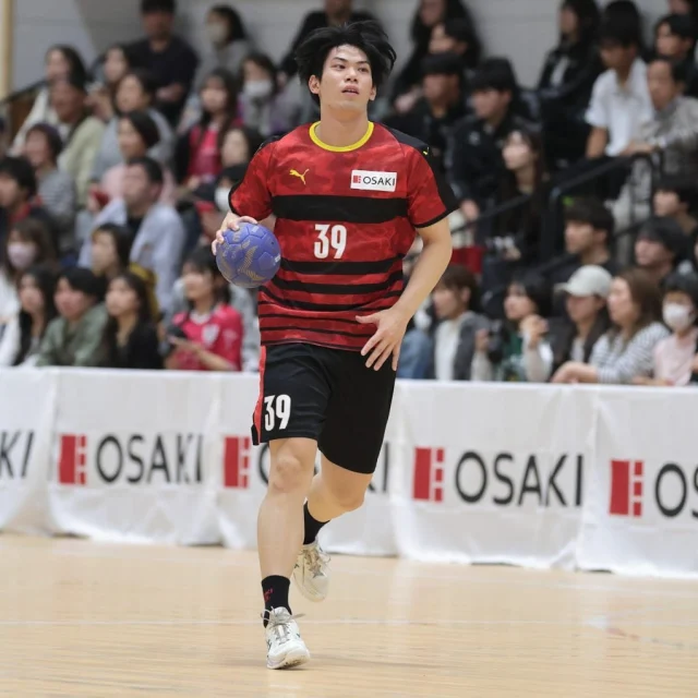 LEAGUE H男子第24節

【試合情報】
日時:5/10(土)13:00〜

会場:埼玉県　和光市総合体育館

対戦:大崎オーソル埼玉vs安芸高田わくながハンドボールクラブ

LEAGUE Hレギュラーシーズンも残り3戦となりました。現在大崎オーソル埼玉は9位です。
厳しい状況にいるのは確かです。ですが最後まで諦めず全力で戦います！

会場で熱いご声援をよろしくお願いいたします！

和光市総合体育館は土足厳禁となりますので
インシューズ・スリッパの持参をお願いいたします！

開場は12:00を予定しておりますが
受付が混雑する場合は少し早める可能性があります！

また、和光市総合体育館下の駐車場ですが
お車でお越しの方で大変混雑することが予想されます。
余裕を持って行動お願いいたします。

【グッズについて】
缶バッチガチャガチャですが、前回富士見市大会でご好評ですぐに売り切れてしまいました。
今回は多めに在庫持って行きます！

ガチャガチャが不備の為、ガチャガチャ回せませんが
カゴに入れてガチャガチャ掴みしてください！
己の引きで推しをGETしてください！

1回¥300です！
目指せコンプリート✨

チームロゴ・監督・選手名入りフェイスタオル
¥2,000

マフラータオル
赤
¥1,000

アクリルスタンド
¥600

オーソル✖️NEWERAコラボキャップ
¥6,000

上記も販売中です！

【新商品グッズ】
エコバッグ大
ブラウン
¥700

エコバッグ小
ネイビー
¥600

携帯マグ1ℓ
ミネラルグレー
¥4,900

携帯マグ500mℓ
ホワイト
¥4,500

まだまだ在庫ございますので是非お買い求めください！！

#1osol
#osakiosol
#OSAKIOSOLSAITAMA
#大崎電気工業株式会社
#大崎電気
#大崎オーソル埼玉
#オーソル埼玉
#グッズ
#リーグH
#leagueh
#LEAGUE H
#エコバッグ
#缶バッチ